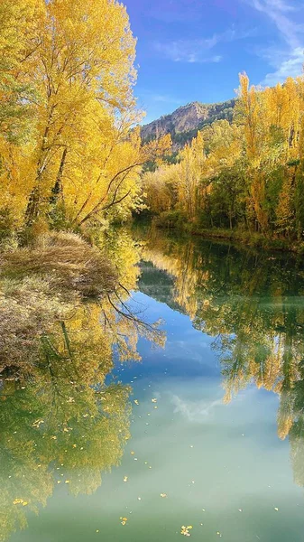 Cuenca 'nın çevresi, sonbaharda Sierra de Cuenca. Sonbaharda Serrania de Cuenca 'nın manzaraları. İspanya 'nın Castilla la la Mancha manzaraları
