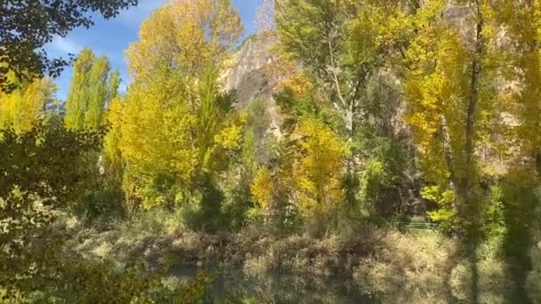 スペインのカスティーリャ マンチャ州のJcar川の隣にあるCuencaの素晴らしい秋の風景 — ストック動画