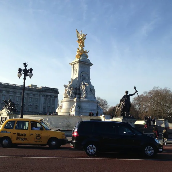 Goldene Statue Vor Dem Buckingham Palast — Stockfoto