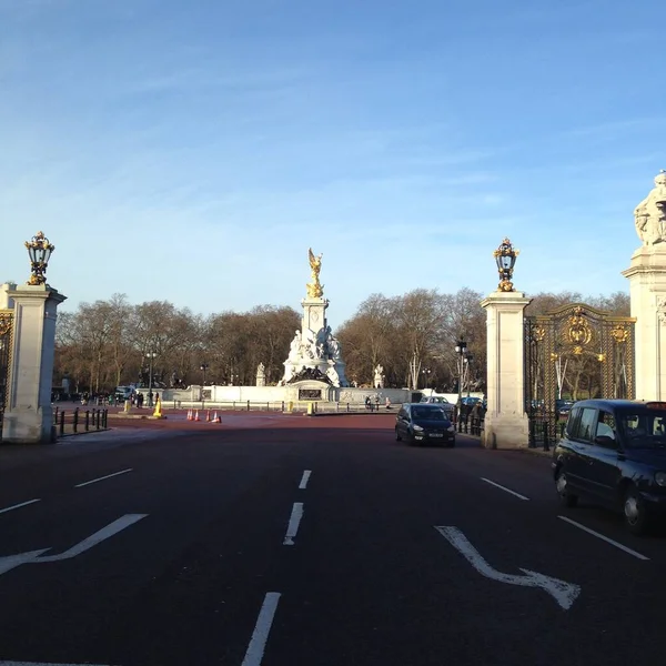 Estatua Frente Palacio Buckingham — Foto de Stock