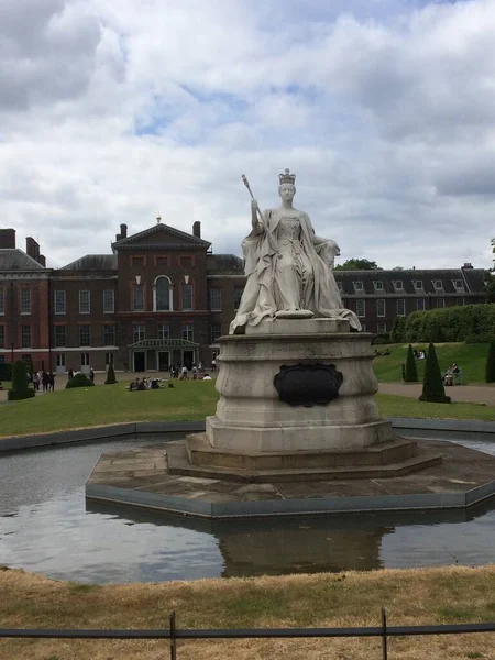 Estatua Reina Victoria Frente Palacio Kensington — Foto de Stock