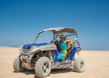 Mısır 'da Atv turistleri güneş batmadan eğleniyorlar.