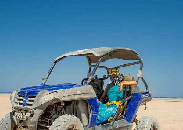Mısır 'da Atv turistleri güneş batmadan eğleniyorlar.