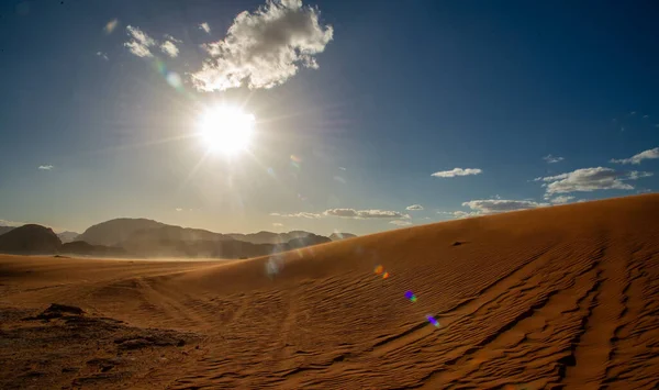 ヨルダンのワディ ラム砂漠の赤い砂の風景を魅了 — ストック写真