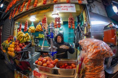 Amman Ürdün 'de 25 Aralık 2021' de nar suyu tüccarı.