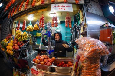 Amman Ürdün 'de 25 Aralık 2021' de nar suyu tüccarı.