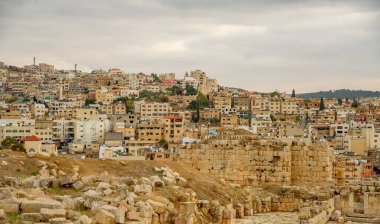 Jerash, harabeleri zaman içinde iyi korunmuş olan Greko-Romen şehri Gerasa 'nın kalıntıları.