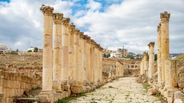 Jerash, harabeleri zaman içinde iyi korunmuş olan Greko-Romen şehri Gerasa 'nın kalıntıları.