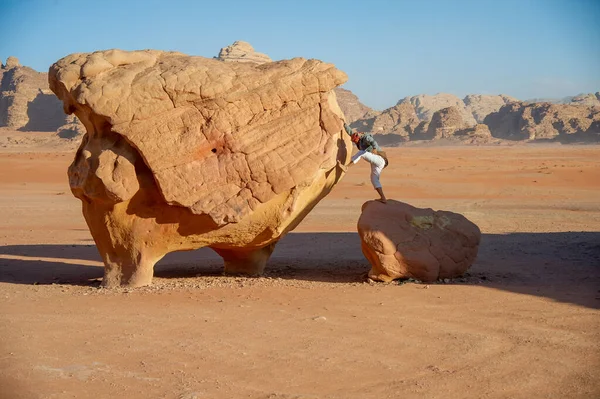 Día Vida Joven Beduino Que Vive Del Turismo Desierto Del — Foto de Stock