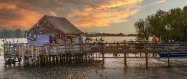 Tuna Deltası 'nda balıkçı evi olan panoramik bir meydan
