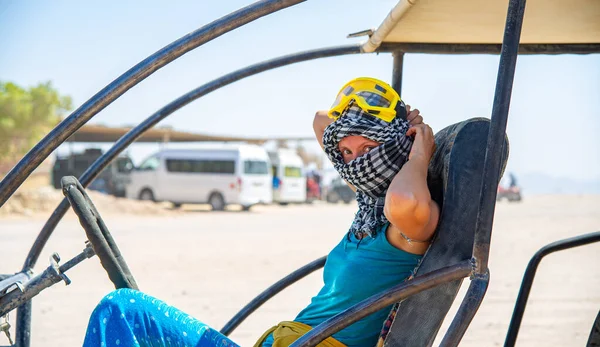 Turyści Podekscytowani Egipcie Jazdy Przez Pustynię Dla Zabawy — Zdjęcie stockowe
