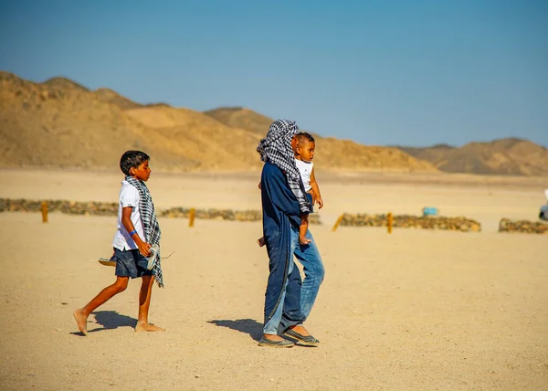 Sehr Junge Frau Trägt Ihr Kind Durch Die Wüste Ein — Stockfoto