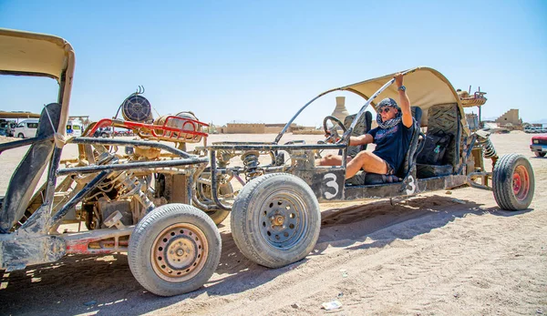 Tourists Excited Egypt Drive Desert Fun — Stock Photo, Image