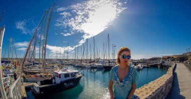 Çekici olgun kadın, 25 Aralık 2018 'de Tenerife' deki Marina Del Sur limanında bir teknede poz veriyor.