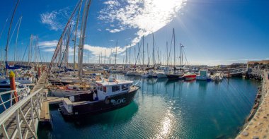 25 Aralık - 2018 Yat ve tekneler Marina del Sur Tenerife 'deki marinada sıralandılar