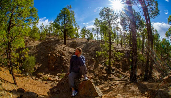 Tenerife 'deki dağlarda poz veren olgun bir kadın Teide yanardağı yakınındaki güneşte