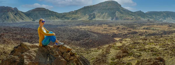 Mujer Madura Posando Las Montañas Tenerife Cerca Del Volcán Teide — Foto de Stock
