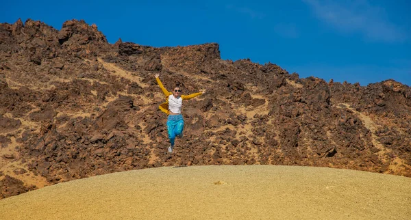 Çekici olgun kadın, Aralık 2019 'da Tenerife' deki volkanik dağda poz veriyor.
