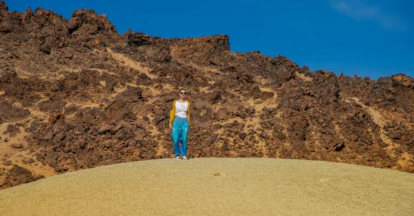 Çekici olgun kadın, Aralık 2019 'da Tenerife' deki volkanik dağda poz veriyor.