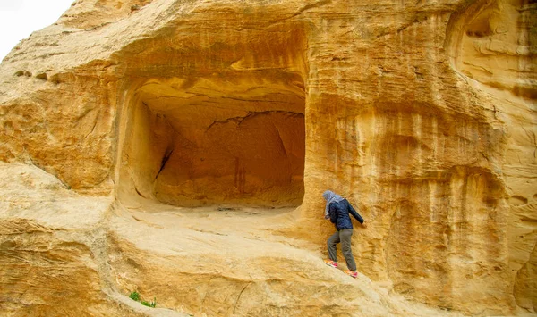 Turista Con Bufanda Visitando Petra Jordania Antes Pandemia Febrero 2020 — Foto de Stock