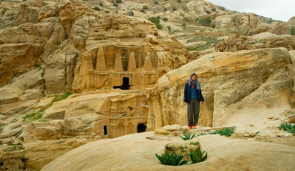 Турист Позирующий Входа Петру Иорданию Перед Пандемией — стоковое фото