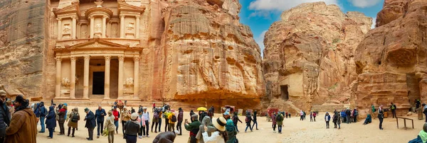 Turistas Que Visitan Petra Jordania Caminan Son Ayudados Por Carros —  Fotos de Stock