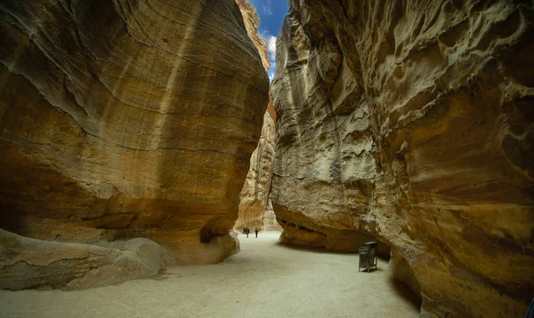 Turisté Kteří Navštíví Petru Jordánsku Pěšky Nebo Jim Pomohou Beduínské — Stock fotografie