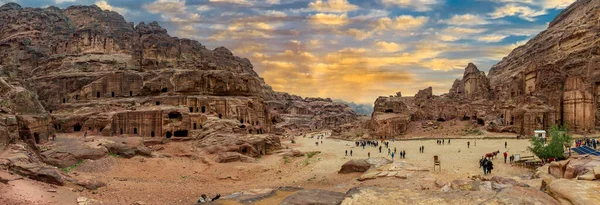 Muchos Turistas Que Visitan Petra Jordania Que Considera Una Maravilla —  Fotos de Stock