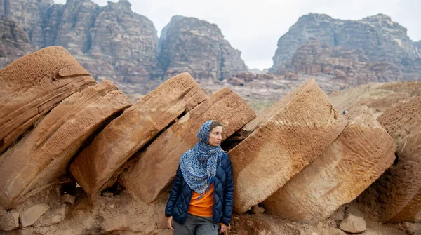 Mujer Madura Hace Pasar Por Petra Jordania Entre Ruinas Romanas — Foto de Stock