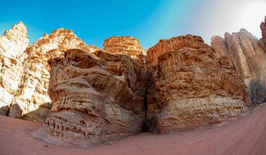 Wadi Rum kayalık çölü kırmızı kum ve kırmızı kayalık dağlar, kum tepeleri mavi gökyüzü