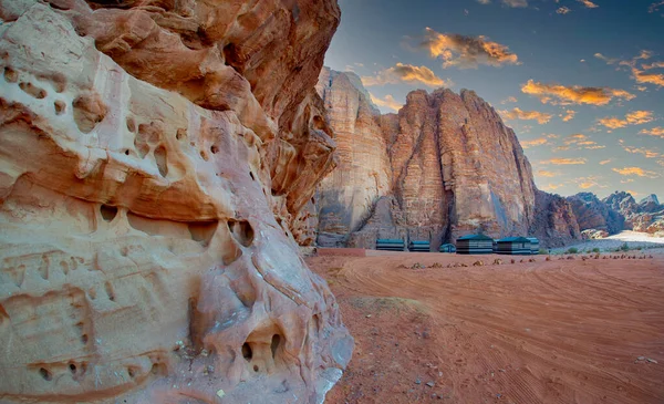 Campamento Tiendas Desierto Wadi Rum Jordania Rodeado Altas Montañas Rojas — Foto de Stock