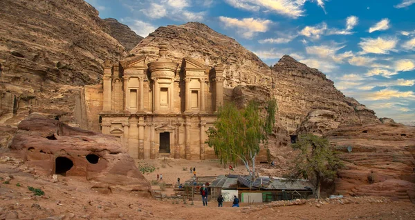 ペトラ教会はヨルダンのペトラの古代都市に位置しています ローマとナバティアの建物の遺跡の上に紀元前4500年頃ビザンツ時代に建てられました — ストック写真