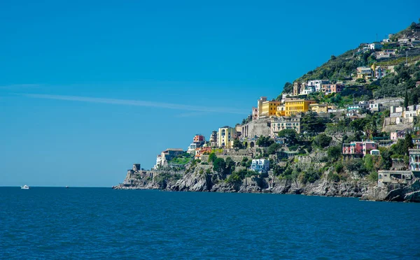Costa Amalfitana Italia Fotografiada Desde Transbordador Día Soleado Con Coloridas —  Fotos de Stock