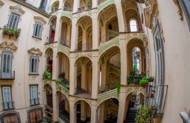 14 Nisan 2022 'de çeşitli filmlerde kullanılan özel mimarisi olan Napoli' deki eski saray.