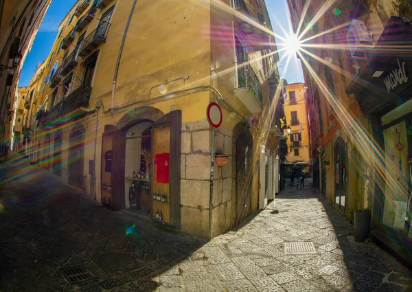 Ruas Finas Paralelepípedos Salerno Itália Com Edifícios Antigos Muitas Lojas — Fotografia de Stock