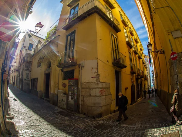 Ruas Finas Paralelepípedos Salerno Itália Com Edifícios Antigos Muitas Lojas — Fotografia de Stock
