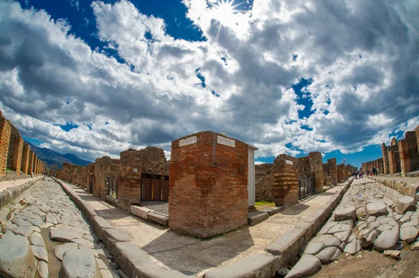 Pompei İtalya 14 Nisan 2022 Güzel bir gün ve birçok turist