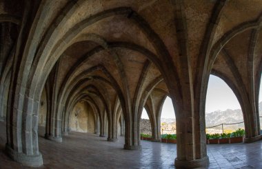 14 Nisan 2022 Villa Cimbrone Kemerleri çevresindeki güzel dağları görüyor.