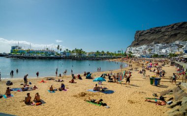 2 Şubat 2022 'de Porto Riko Gran Kanaryası' ndaki tatil köyünde açık gökyüzü ve yıl boyunca 23 derece sabit sıcaklıkta ve rüzgardan korunmuş.