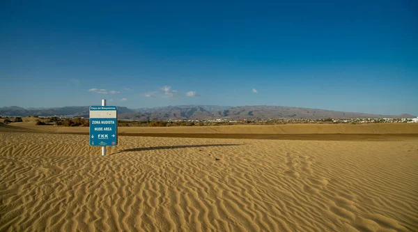 Playa del Ingles, Maspaloma, Gran Canaria, İspanya 'daki Maspalomas Kumulları manzarası. Güneşte rahatlayabilen çıplaklara adanmış bir alan, yıl boyunca 23 derece sabit sıcaklık..