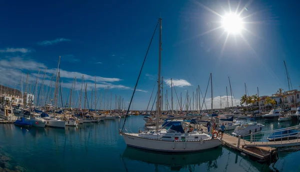 PUERTO DE MOGAN, GRAN Kanada, İspanya - 21 Nisan 2016: Puerto de Mogan Marina, Gran Canaria, İspanya. Puerto de Mogan 'a Kanaryaların Küçük Venedik' i denir..