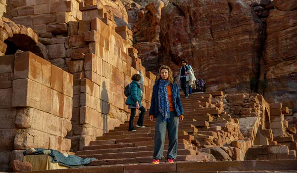 Mature Woman Posing Petra Stairs Built Bedouins Long Ago Which — Foto de Stock