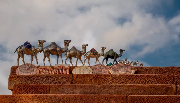 Petra Ürdün 'de, Petra' da Bedevilerin el yapımı 20 adet gümüş deve. Petra 'da, gökyüzü arka planı olan turistlere satılıyor.