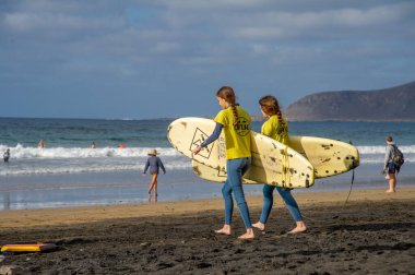 17 Şubat 2022 Las Canteras Plajı, Las Palmas, Grand Canary Adası - Dünyanın en büyük ikinci plajı. Sörfçüler ve sörf okulları için çok iyi bir plaj.