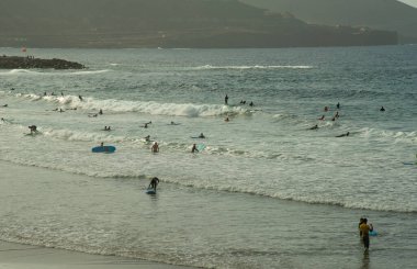 17 Şubat 2022 Las Canteras Plajı, Las Palmas, Grand Canary Adası - Dünyanın en büyük ikinci plajı. Sörfçüler ve sörf okulları için çok iyi bir plaj.
