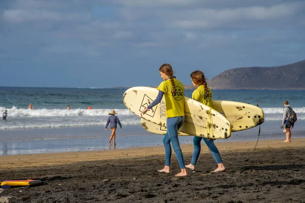 17 Şubat 2022 Las Canteras Plajı, Las Palmas, Grand Canary Adası - Dünyanın en büyük ikinci plajı. Sörfçüler ve sörf okulları için çok iyi bir plaj.