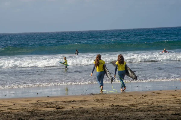 17 Şubat 2022 Las Canteras Plajı, Las Palmas, Grand Canary Adası - Dünyanın en büyük ikinci plajı. Sörfçüler ve sörf okulları için çok iyi bir plaj.