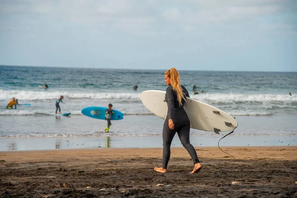 17 Şubat 2022 Las Canteras Plajı, Las Palmas, Grand Canary Adası - Dünyanın en büyük ikinci plajı. Sörfçüler ve sörf okulları için çok iyi bir plaj.