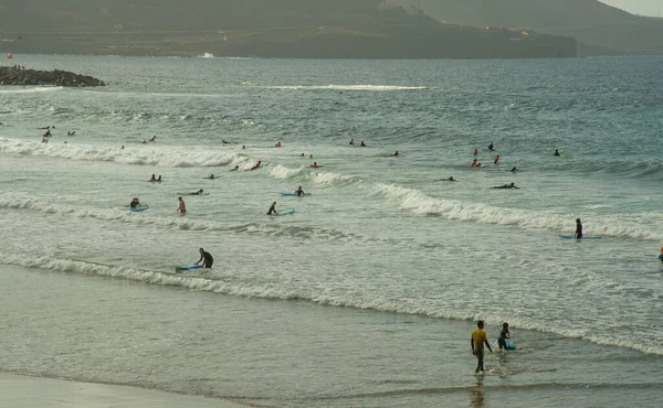17 Şubat 2022 Las Canteras Plajı, Las Palmas, Grand Canary Adası - Dünyanın en büyük ikinci plajı. Sörfçüler ve sörf okulları için çok iyi bir plaj.