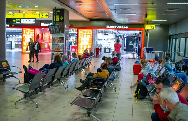 Kwietnia 2022 Pasażerowie Przejeżdżający Przez Lotnisko Henry Ego Coandy Bukareszcie — Zdjęcie stockowe
